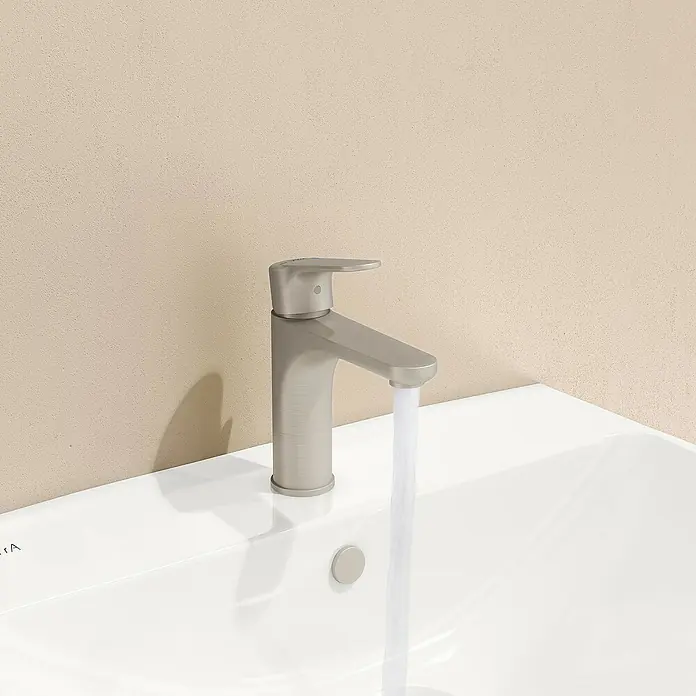 VitrA Waschtischarmatur Root Round - Nickel - Nahaufnahme einer stilvollen Armatur mit fließendem Wasser in einem modernen Waschbecken.