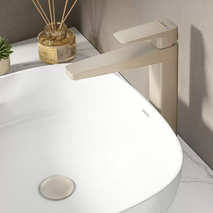 VitrA Waschtischarmatur Root Square - Höhe: 31 cm, Nickel - Ein moderner Badarmatur in gebürstetem Gold über einem weißen Keramikwaschbecken mit dezentem VitrA-Logo.
