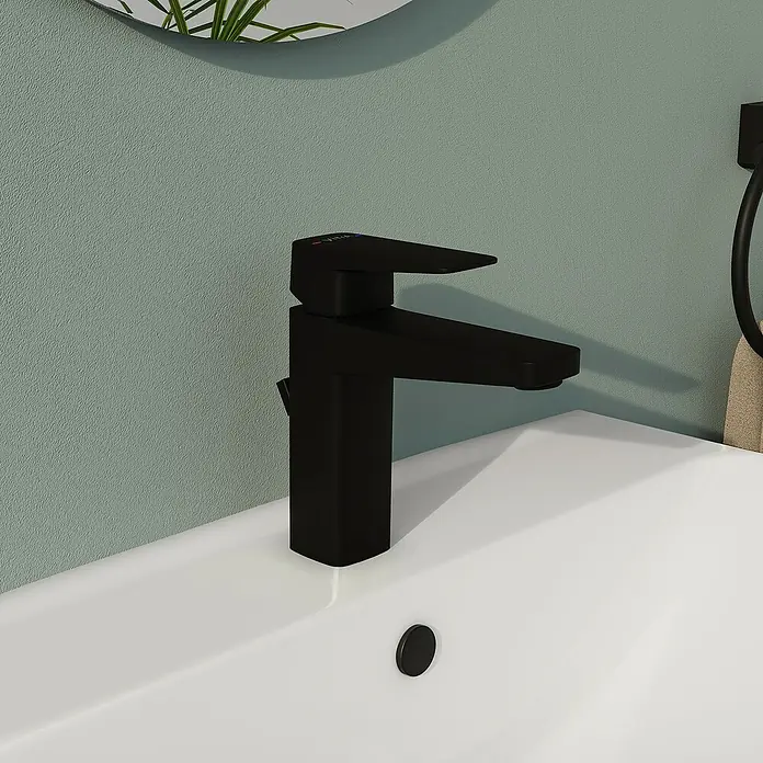 VitrA Waschtischarmatur Root Square - Schwarz - Nahaufnahme einer modernen, schwarzen Waschtischarmatur auf einem weißen Waschbecken mit einem minimalistischen Design.