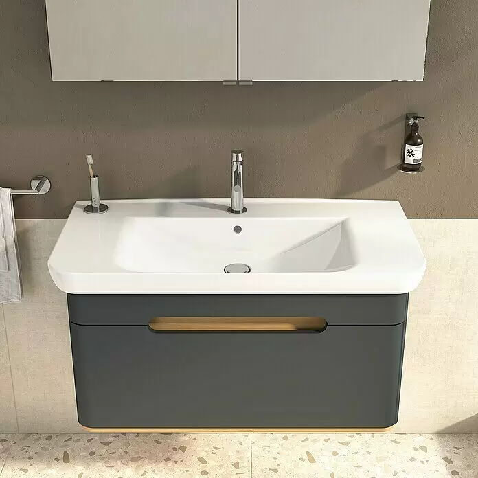 VitrA Sento Waschtisch - 98 x 48,5 cm, Weiß - Modernes anthrazitfarbenes Badmöbel mit integriertem weißen Waschbecken und Naturholz-Akzent, in modernem Badezimmer.