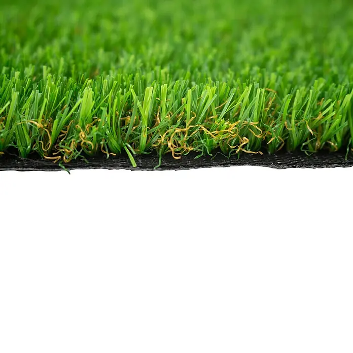 Césped artificial Varadero - 5 x 1 m, Altura del pelo: 20 mm, 17.850 puntadas/m² - Primer plano de césped artificial. Fibras verdes con raíces marrones, sobre fondo negro. Ideal para decoración de jardín y terraza.