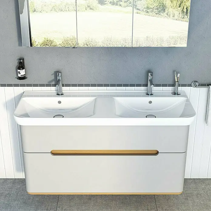 VitrA Sento Badmöbel-Set - Gesamtbreite Badmöbel: 130 cm, Hellgrau, Matt - Modernes Badezimmerwaschtisch mit Doppelwaschbecken und hellgrauer Unterschrank mit Holzdetails.