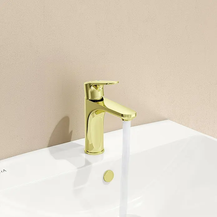 VitrA Waschtischarmatur Root Round - Gold - Glänzender goldener Wasserhahn mit fließendem Wasser in einem modernen Badezimmerwaschbecken. Elegantes Design für zeitgemäße Badgestaltungen.