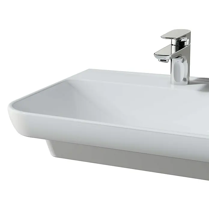 VitrA Sento Doppelwaschtisch - 130 x 48 cm, Weiß - Nahaufnahme eines modernen weißen Waschbeckens mit einem glänzenden Chromhahn, das schlichtes Design und Funktionalität vereint.