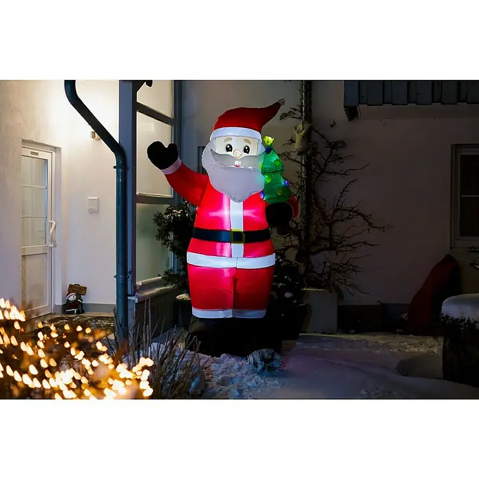 Tween Light LED-Weihnachtsdekofigur Aufblasbarer Weihnachtsmann - 145 x 86 x 245 cm, Mehrfarbig, Netzbetrieben, LED - Eine leuchtende, aufblasbare Weihnachtsmann-Figur mit einem Weihnachtsbaum in der Hand, die eine festliche Atmosphäre schafft.
