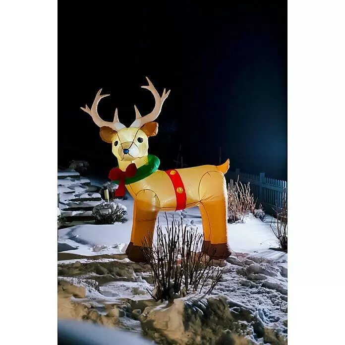 LED-Weihnachtsdekofigur Aufblasbares Rentier mit Geweih - 175 x 56 x 213 cm, Mehrfarbig, Netzbetrieben, LED - Beleuchtete aufblasbare Rentier-Dekoration in Gelb und Braun mit grünem Kranz und roter Schleife, nachts im Schnee stehend.