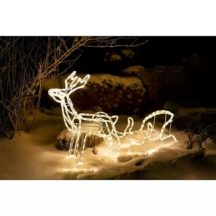 Tween Light LED-Lichtschlauch Rentier mit Schlitten - Anwendungsbereich: Außen, Warmweiß - Beleuchtete weiße Rentier- und Schlitten-Weihnachtsdekoration in verschneiter Umgebung.