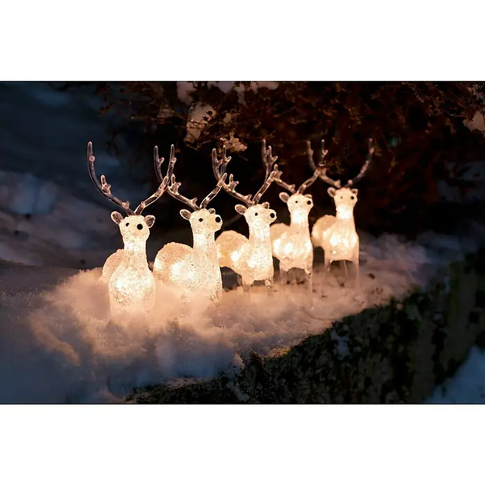 Konstsmide LED-Weihnachtsdekoleuchte LED Acryl - 4 m x 13 cm x 19 cm, Weiß, Netzbetrieben, LED - Festliche Szene mit leuchtenden Rentierfiguren im Schnee, die eine warme und einladende Weihnachtsstimmung verbreiten.