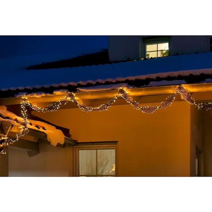 Tween Light LED-Clusterlichterkette - Außen, Länge: 12,4 m, 1.000 Stk., Netzbetrieben, Lichtfarbe: Bernstein - Festliche Außenbeleuchtung mit Lichterkette am Dachrand, die eine warme, einladende Atmosphäre schafft und die Architektur betont.