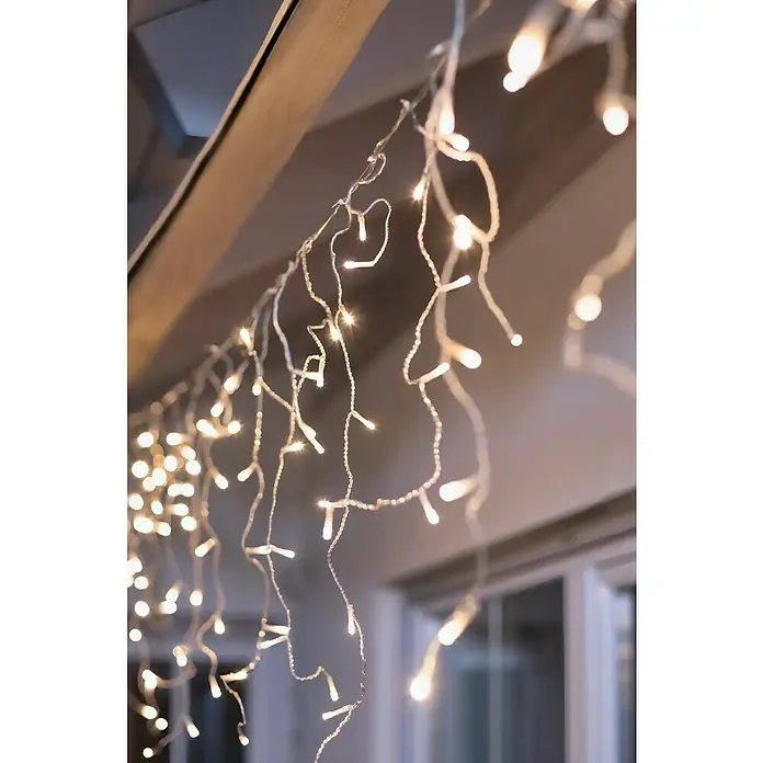 Tween Light LED-Lichtervorhang Eisregen - Außen, 290 cm, Warmweiß, 120 Stk., Netzbetrieben - Eine Nahaufnahme einer dekorativen Lichterkette mit warmweißen LEDs, die an einer Decke befestigt ist und eine festliche Atmosphäre erzeugt.