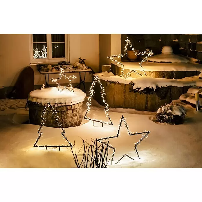 LED-Gartenstecker Stern M - Außen, Netzbetrieben, Höhe: 102 cm, Warmweiß - Leuchtende Stern- und Baum-Outdoor-Lichter erhellen eine verschneite Winterlandschaft festlich.