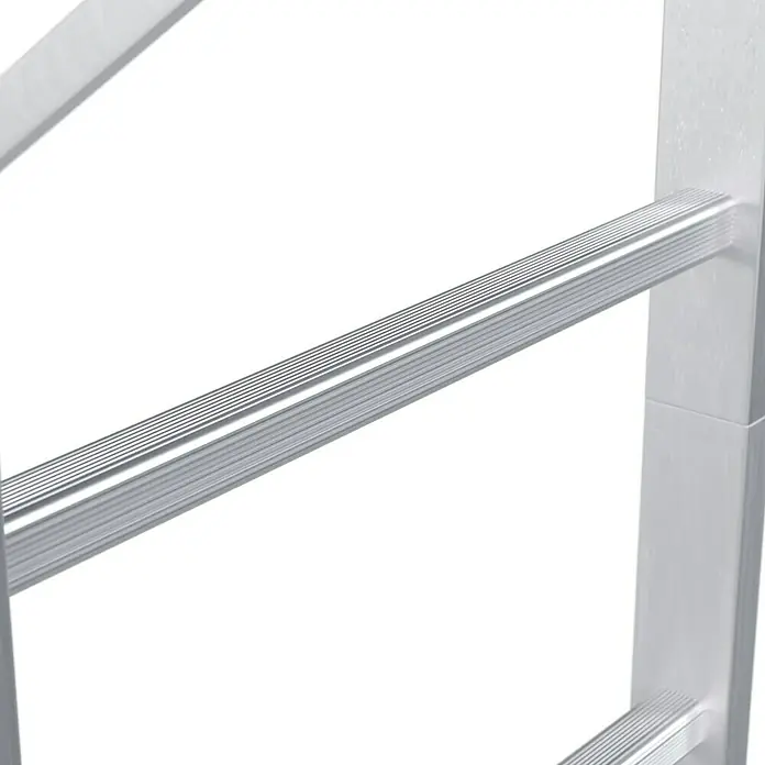 Krause Corda Montagegerüst - Arbeitshöhe: 5 m - Nahaufnahme einer weißen Aluminiumleiter mit geriffelten Sprossen, die für sicheren Halt sorgen. Ideal für Heimwerker und Profis.