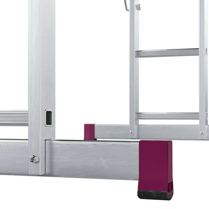 Krause Corda LeitergerüstArbeitshöhe: 2,95 m - 3,75 m, Bühnengröße: 1,47 x 0,5 m, Belastbarkeit: 150 kg/m², 12 Stk. - Detailaufnahme einer silbernen Leiter mit violetten Füßen, die Stabilität und Sicherheit beim Arbeiten in der Höhe bietet.