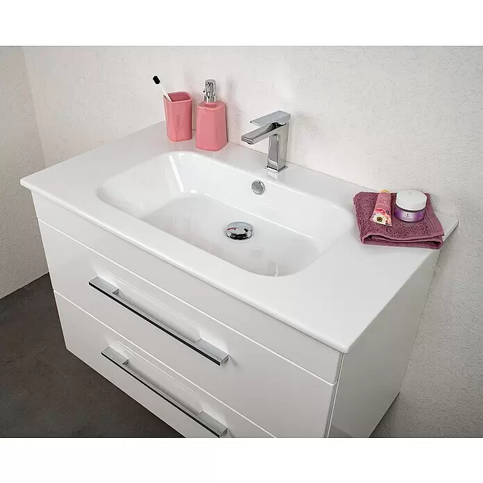 Lanzet K5 Badmöbel-Set K59W2 - 87,9 cm, Weiß - Weißer, glänzender Waschtischunterschrank mit integriertem Waschbecken, Chromarmatur und zwei Schubladen. Mit rosa Pflegeprodukten.