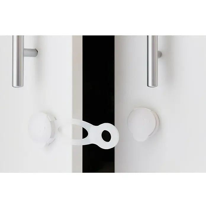 Arregui Cierre para muebles A-1044110 - L x An: 10 x 3,8 cm, Blanco - Cierre de seguridad infantil fijado a una puerta de armario blanca con manijas plateadas, garantizando la seguridad del niño en la casa.