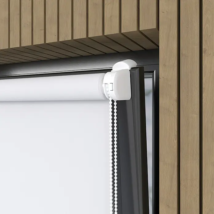 Expo Ambiente Rollo Mini - B x H: 120 x 150 cm, Weiß, Uni, Tageslichtdurchlässig - Nahaufnahme einer weißen Rollgardine mit Perlenzug vor einer Holzwand. Die Rollgardine ist teilweise heruntergelassen.