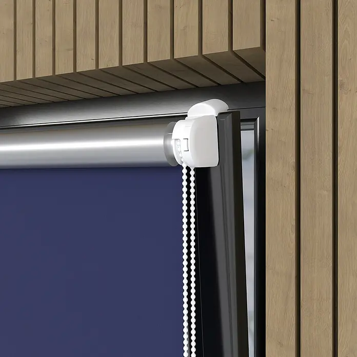 Expo Ambiente Rollo Mini - B x H: 60 x 150 cm, Blau, Uni, Verdunkelnd - Nahaufnahme einer Rollo mit Kettenzug, die ein elegantes Design und funktionale Beschattungslösung für moderne Wohnräume bietet.