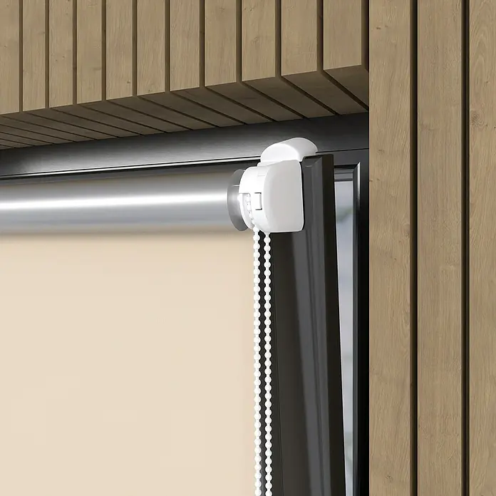 Expo Ambiente Rollo Mini - B x H: 75 x 150 cm, Creme, Uni, Verdunkelnd - Nahaufnahme einer Rollmarkise mit weißen Zugschnüren vor einem Holzrahmen, die elegantes Design und Funktionalität vereint.