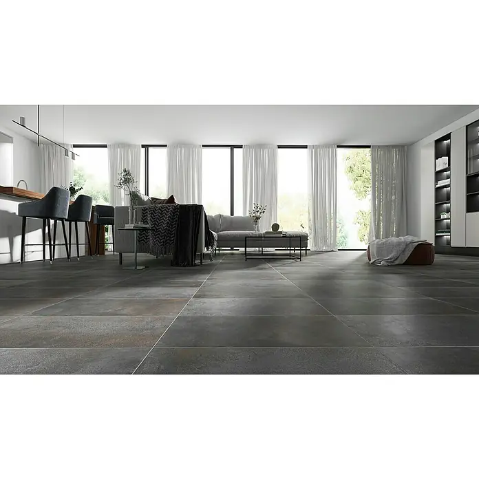 Feinsteinzeugfliese Metallbeton - 30 x 60,4 cm, Hellgrau, Matt - Ein modernes Wohnzimmer mit grauen Fliesen, die einen eleganten und stilvollen Look erzeugen. Die grossformatigen Fliesen sind ein echter Hingucker.