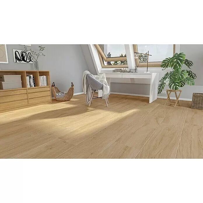 Harmonie by Palazzo Feinsteinzeugfliese - 30 x 120 cm, Eiche Hell, Matt - Helle Holzoptik-Bodenfliesen in einem modernen Dachzimmer, die eine warme und einladende Atmosphäre schaffen.