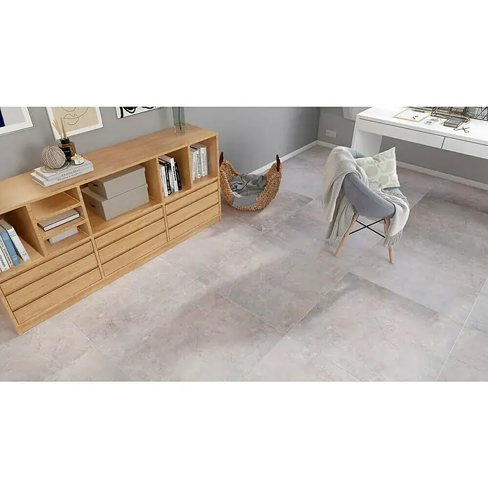 Feinsteinzeugfliese Premium Marble - 80 x 80 cm, Grau, Glänzend - Eine stilvolle Kommode aus hellem Holz mit Regalen und Schubladen, die in einem modernen Wohnraum mit grauem Marmorboden steht.