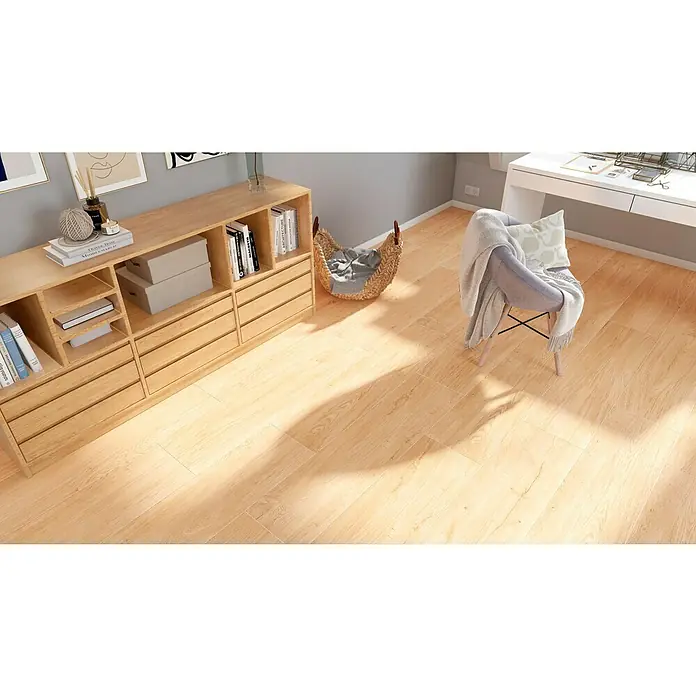 Harmonie by Palazzo Feinsteinzeugfliese - 30 x 120 cm, Eiche, Matt - Ein helles Wohnzimmer mit einem Holzschrank, einem Korb und einem Stuhl unter einem Schreibtisch. Das Zimmer strahlt Wärme und Gemütlichkeit aus.