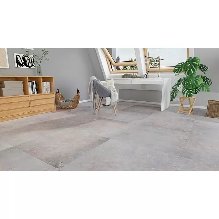Feinsteinzeugfliese Premium Marble - 80 x 80 cm, Grau, Glänzend - Großformatige hellgraue Bodenfliesen in Marmoroptik in einem modernen Homeoffice verlegt.