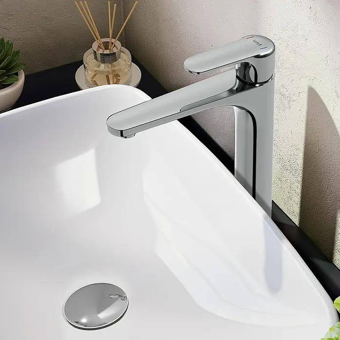 VitrA Waschtischarmatur Root Round - Höhe: 31,5 cm, Chrom - Nahaufnahme einer modernen Waschtischarmatur aus Chrom auf einem eleganten, weißen Aufsatzwaschbecken im Badezimmer.