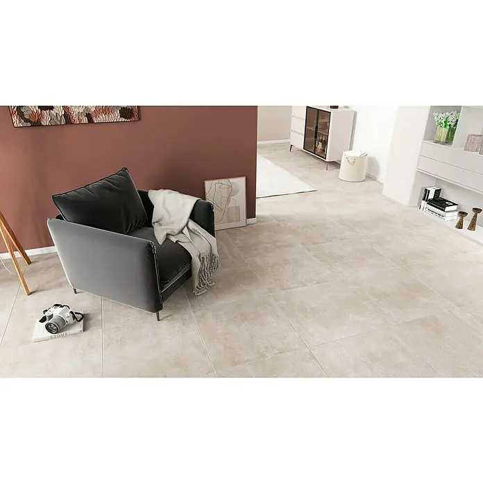 Marazzi Feinsteinzeugfliese Boston - 60 x 60 cm, Grau, Matt - Die moderne Bodenfliese in Beige harmoniert perfekt mit dem Sessel, dem Beistelltisch und den Dekorationselementen im Raum. Stilvolles Ambiente!