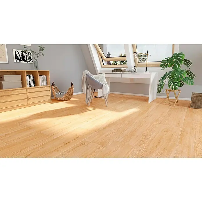 Harmonie by Palazzo Feinsteinzeugfliese - 30 x 120 cm, Eiche, Matt - Heller Raum mit Holzboden, der eine warme und einladende Atmosphäre schafft. Einrichtungsgegenstände wie ein Schreibtisch und Regale ergänzen das Ambiente.