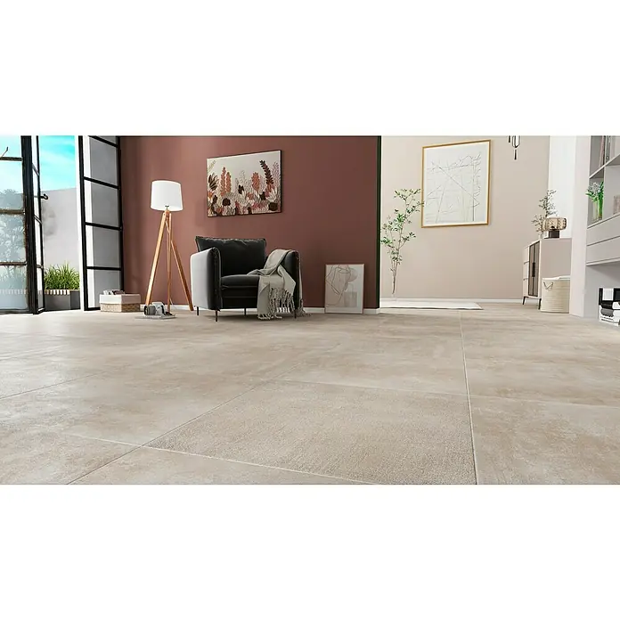 Marazzi Feinsteinzeugfliese Boston - 60 x 60 cm, Grau, Matt - Einladender Wohnraum mit großformatigen, beigefarbenen Bodenfliesen, die eine warme und moderne Atmosphäre schaffen.