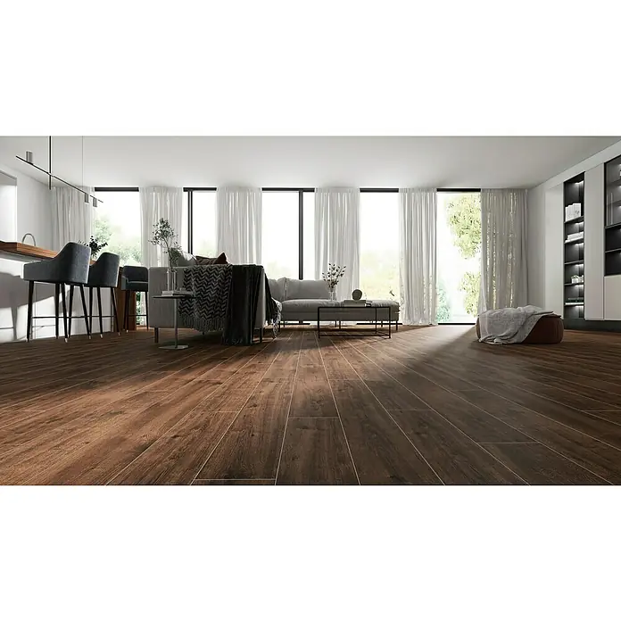 Harmonie by Palazzo Feinsteinzeugfliese - 15 x 90 cm, Zeder, Matt - Das Bild zeigt einen Bodenbelag in Holzoptik. Das Interieur ist modern, mit großen Fenstern, die viel Tageslicht hereinlassen, und hellen Vorhängen.