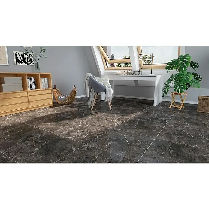 Feinsteinzeugfliese Premium Marble - 60 x 60 cm, Anthrazit, Glänzend - Ein Zimmer mit dunklem Marmorboden, der Eleganz und Tiefe verleiht. Ideal für stilvolle Wohnräume mit natürlichem Licht.