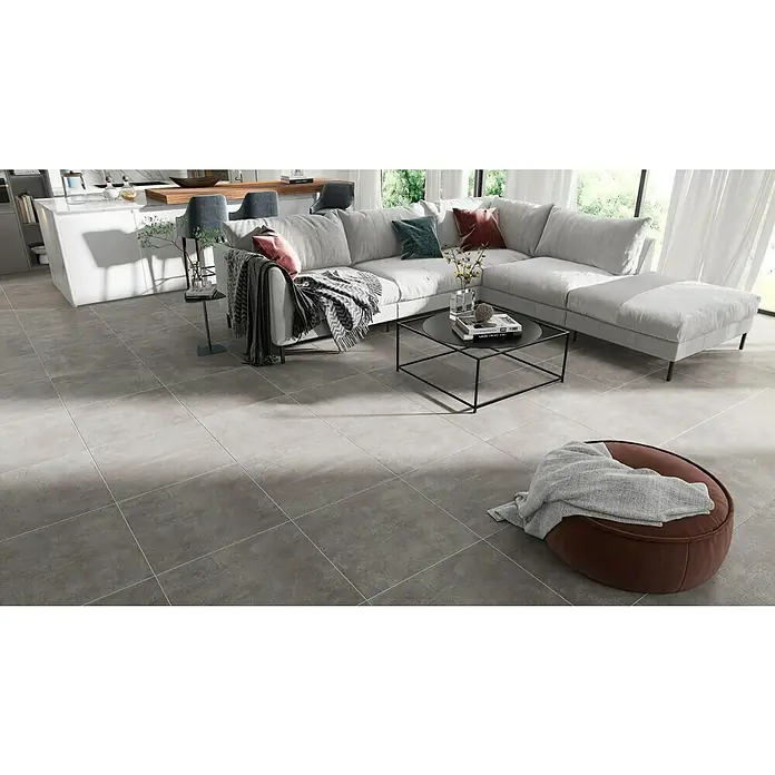 Marazzi Feinsteinzeugfliese Boston - 60 x 60 cm, Anthrazit, Matt - Großformatige graue Fliesen im Wohnzimmer. Die eleganten Fliesen schaffen eine moderne und stilvolle Atmosphäre im Raum.