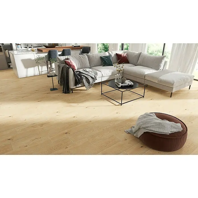 Harmonie by Palazzo Feinsteinzeugfliese - 20 x 120 cm, Creme, Matt - Ein geräumiges Wohnzimmer mit hellen Holzböden, einer bequemen Eckcouch und einem modernen Couchtisch, der einladend und stilvoll wirkt.