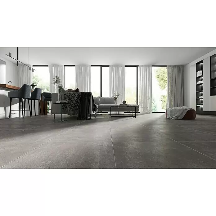 Marazzi Feinsteinzeugfliese Boston - 60 x 60 cm, Anthrazit, Matt - Große, dunkelgraue, strukturierte Bodenfliesen in einem modernen Wohnraum verlegt.