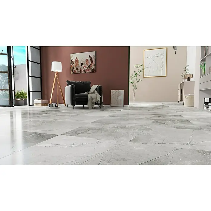 Feinsteinzeugfliese Pulpis - 60 x 120 cm, Grau, Glänzend - Einladender Wohnraum mit stilvollem Sessel, Stehlampe und modernem Kunstwerk, hervorgehoben durch elegante graue Bodenfliesen.