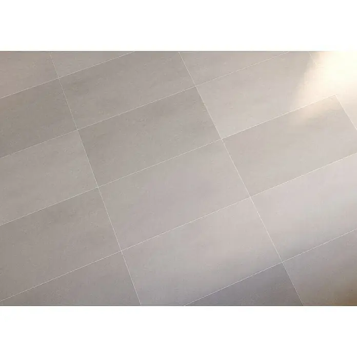 Ambiente by Palazzo Feinsteinzeugfliese - 60 x 120 cm, Grau, Matt - Nahaufnahme von hellgrauen Bodenfliesen mit minimalem Fugenabstand und subtiler Textur, ideal für moderne Innenräume.