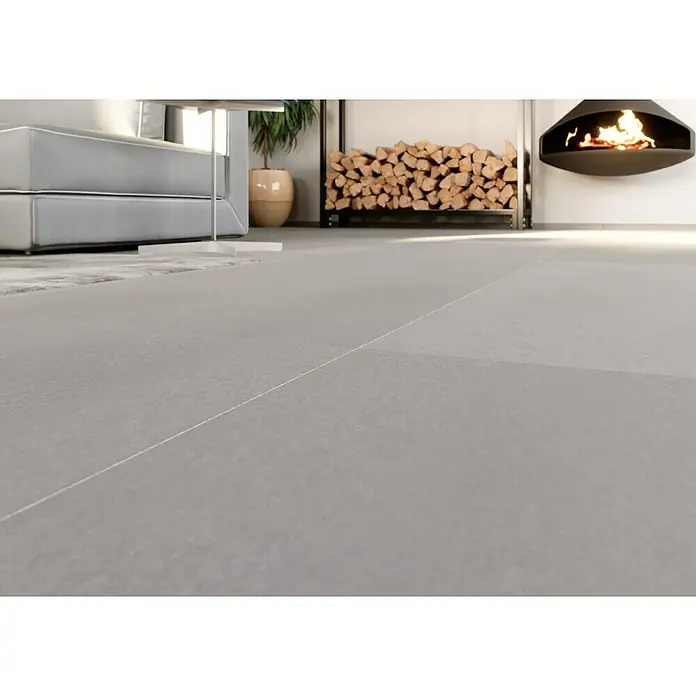 Ambiente by Palazzo Feinsteinzeugfliese - 60 x 120 cm, Grau, Matt - Ansicht eines modernen Wohnzimmers mit Betonbodenfliesen, die ein minimalistisches Design und eine elegante Atmosphäre schaffen.