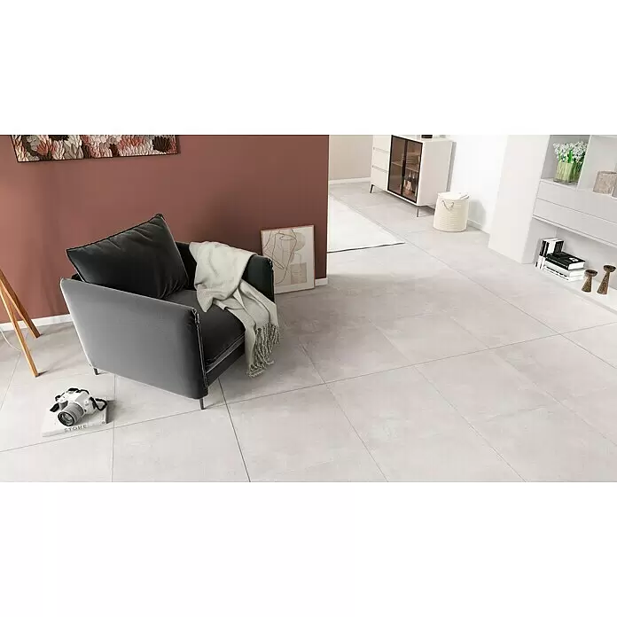 Terrassenfliese Click and Go Square Concrete - 60 x 60 cm, Grau, Matt - Großformatige hellgraue Bodenfliesen in Betonoptik bilden eine minimalistische Grundlage für einen modernen Wohnraum.