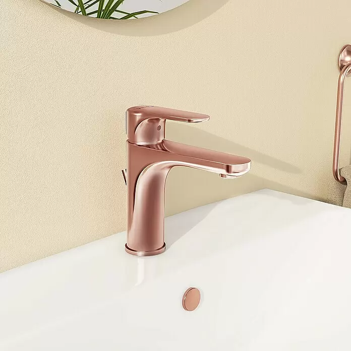 VitrA Waschtischarmatur Root Round - Kupfer - Moderner Wasserhahn in Roségold auf einem weißen Waschbecken.