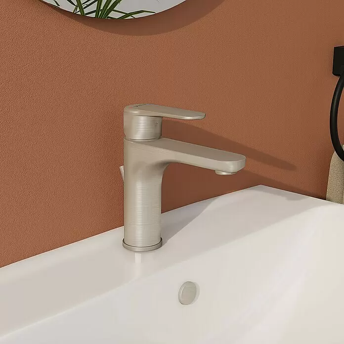VitrA Waschtischarmatur Root Round - Nickel - Einhebel-Badarmatur aus satiniertem Nickel in einem weißen Keramikwaschbecken.