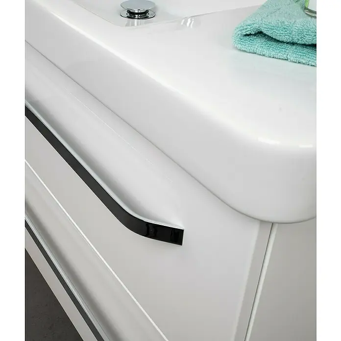 Lanzet K2 Waschtischunterschrank57,9 x 45,3 x 48,9 cm, Grafit - Detailaufnahme eines Waschbeckens mit schwarzem Griff und einem türkisfarbenen Handtuch. Elegantes Design für moderne Badezimmer.