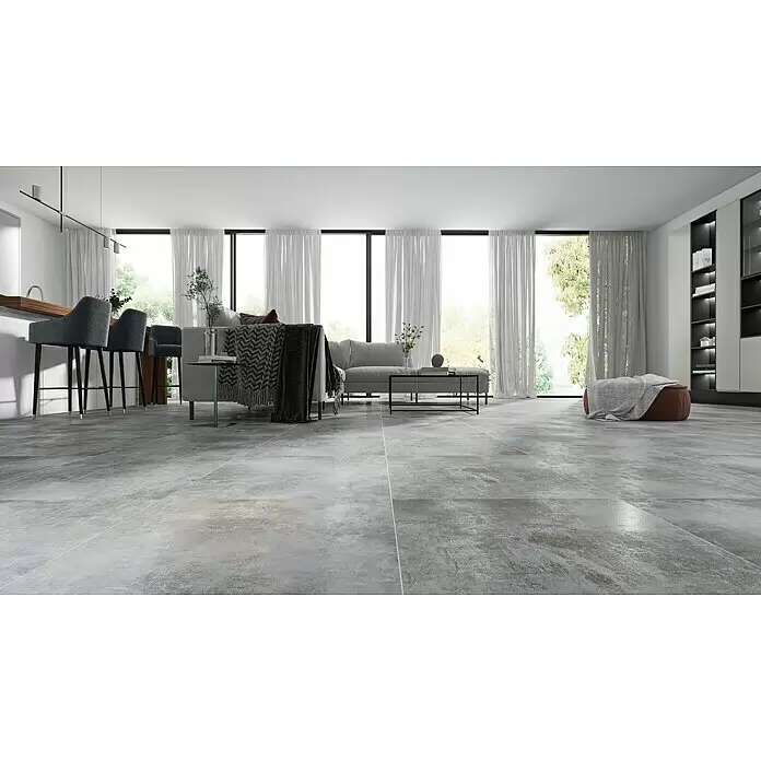 Feinsteinzeugfliese Luna Gris - 60 x 60 cm, Grau, Schimmernd - Graue, texturierte Bodenfliesen in Steinoptik in einem modernen Wohnzimmer.