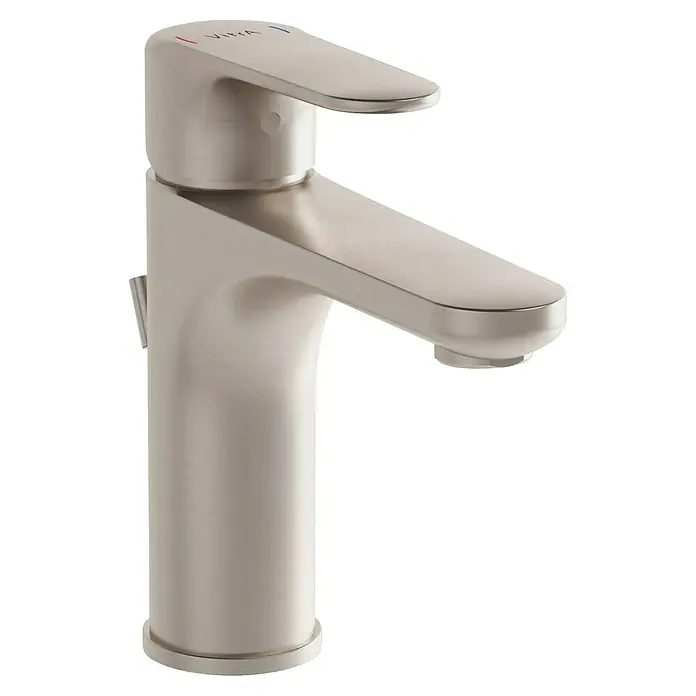 VitrA Waschtischarmatur Root Round - Nickel - Nahaufnahme einer modernen, gebürsteten Nickel-Waschtischarmatur mit klaren Linien und minimalistischem Design vor schwarzem Hintergrund.