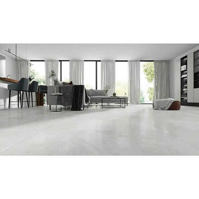 Feinsteinzeugfliese Geo White - 60 x 120 cm, Weiß, Schimmernd - Helles, modernes Wohnzimmer mit glänzenden Fliesen, grauer Couch und großen Fenstern. Elegantes Design für ein stilvolles Zuhause.