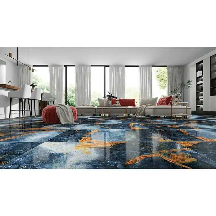 Feinsteinzeugfliese Marmor Marvella - 60 x 120 cm, Anthrazit/Blau, Glänzend - Elegantes Wohnzimmer mit glänzendem, blau-goldenem Bodenbelag, der dem Raum einen luxuriösen Touch verleiht. Die Fliesen sind ein echter Hingucker.