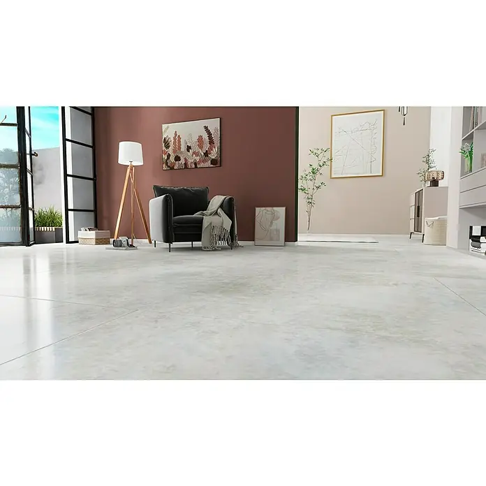 Feinsteinzeugfliese Luna Bianco - 120 x 240 cm, Weiß/Grau, Glänzend - Das Bild zeigt einen hellen, modernen Wohnraum mit einem stilvollen Sessel und einem eleganten Bodenbelag, der dem Raum ein hochwertiges Aussehen verleiht.