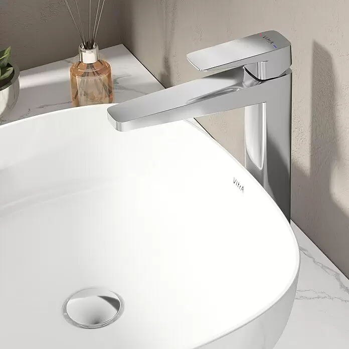 VitrA Waschtischarmatur Root Square - Höhe: 31 cm, Chrom - Weißes Keramikwaschbecken mit modernem Vitra Chromwasserhahn auf einer Marmorarbeitsplatte.