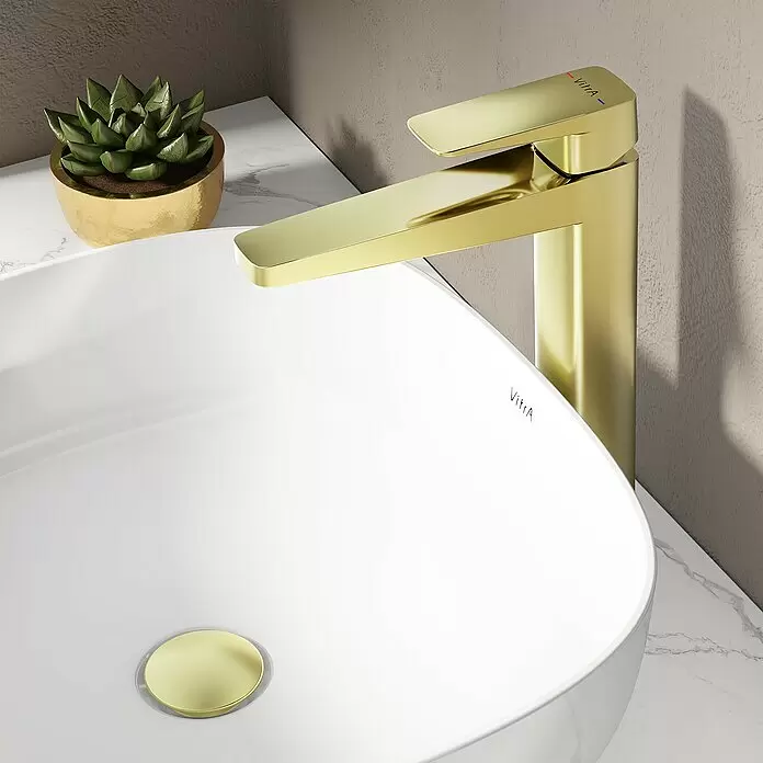 VitrA Waschtischarmatur Root Square - Höhe: 31 cm, Gold - Ein goldener Wasserhahn ist mit einem weißen Aufsatzwaschbecken kombiniert, das einen passenden goldenen Abflussdeckel hat, auf einer Marmorarbeitsplatte.